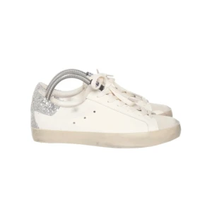 Golden Goose sneakers - Säljer dessa sneakers från Golden Goose i mycket bra skick. Storlek 37. Jag har vanligtvis 38 i skor men alltid 37 när det kommer till golden goose då jag upplever att de är lite stora i storleken. 