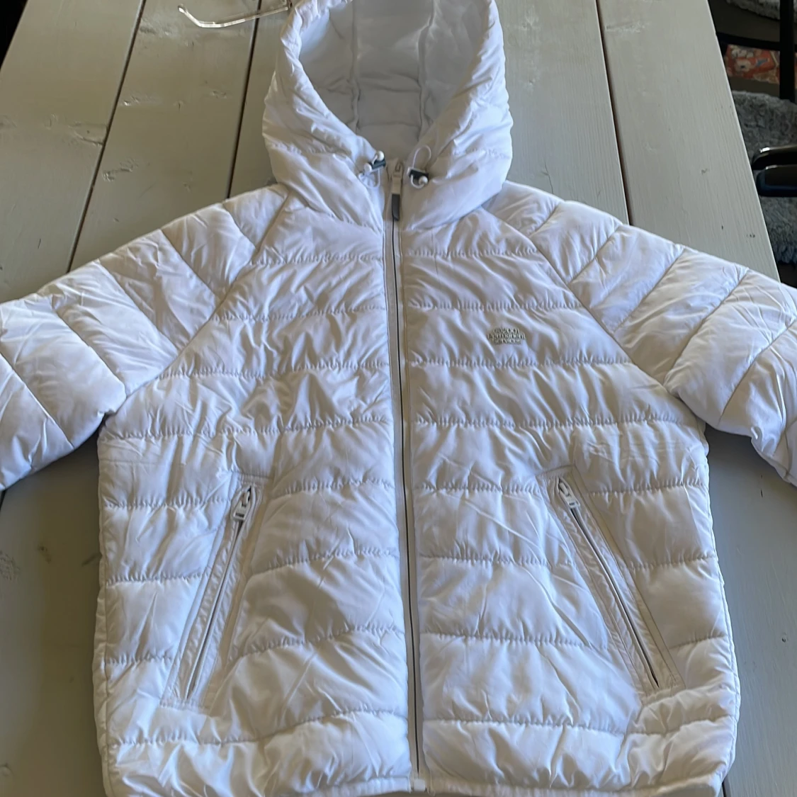 Vit pufferjacka från Permanent Services