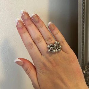 Silvrig ring med bollar  - Justerbar🥰