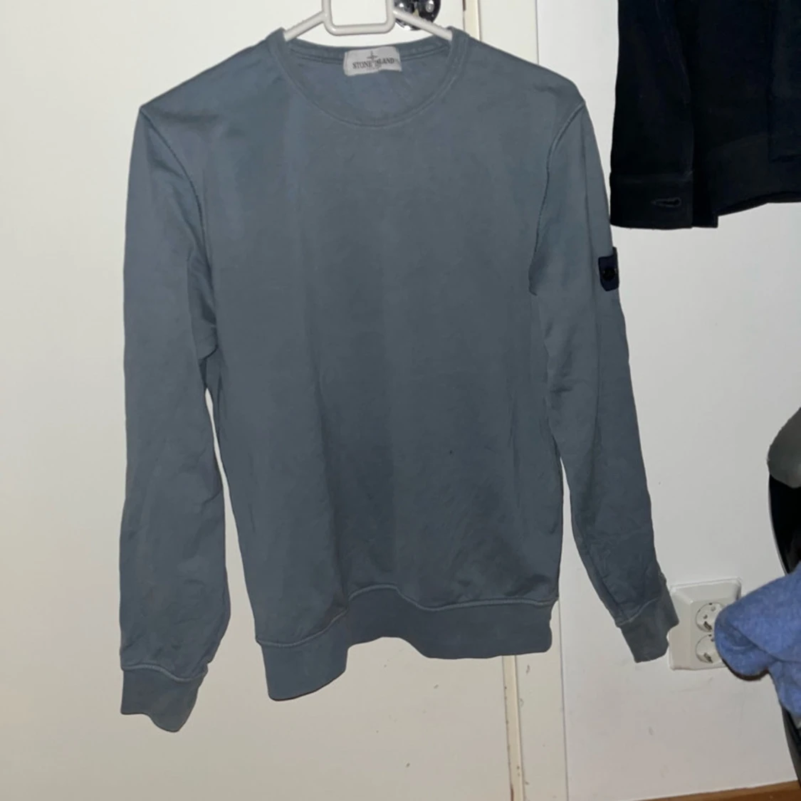 Typ grå blå sweatshirt från Stone Island