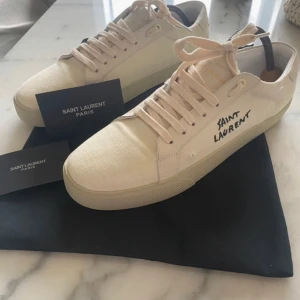 Beige sneakers från Saint Laurent - Snygga beige sneakers från Saint Laurent med klassisk design och snörning. Skorna är i extremt fint skick. Priset kan diskuteras vid snabb affär.
