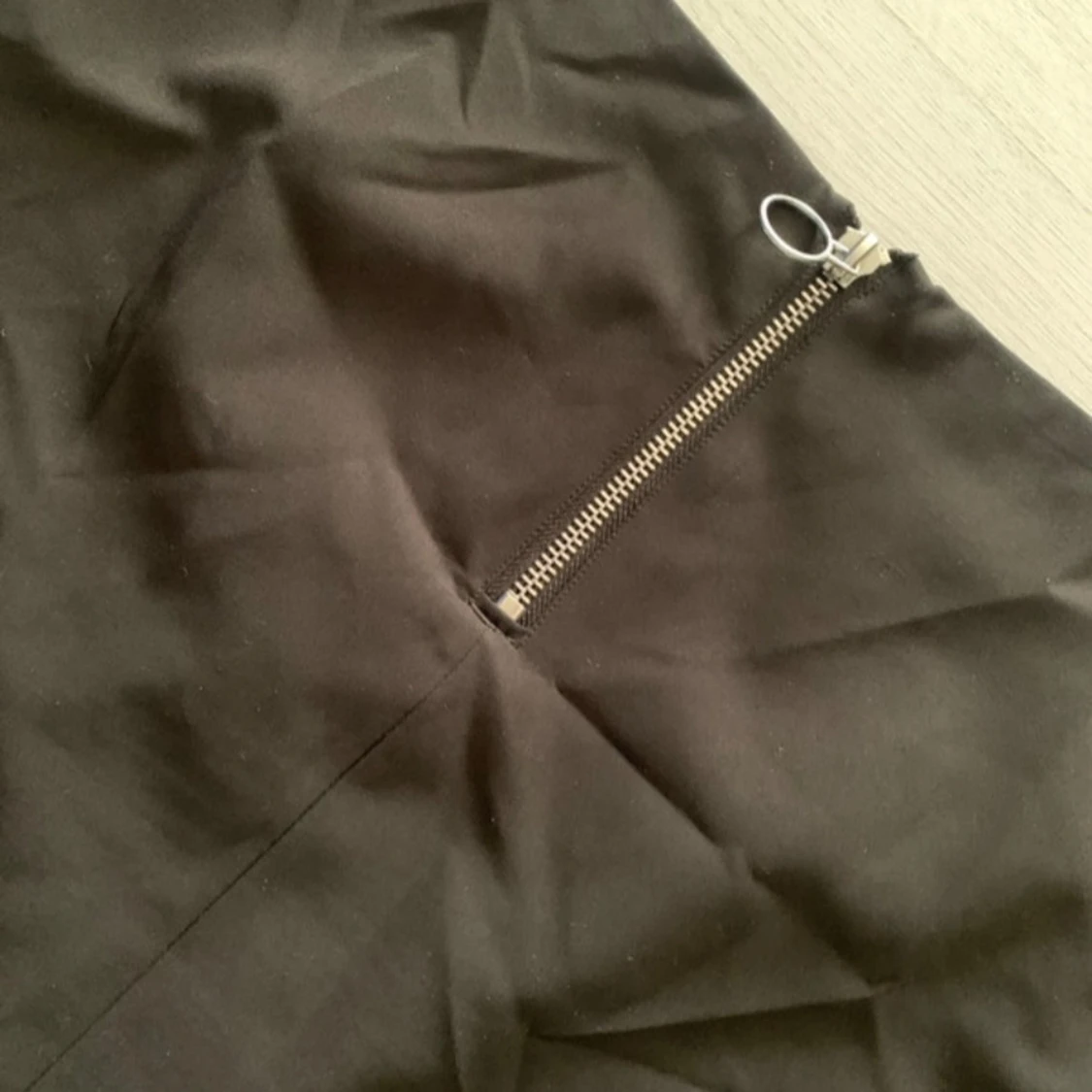 Svart kortkjol med dragkedja - 4