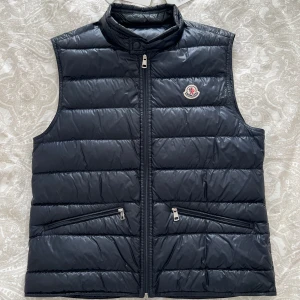 Moncler Gui - Moncler Gui i mycket fint skick. Skulle säga 9/10. Om fler bilder önskas så löser vi det. Strl 3 ( Tags medföljer)