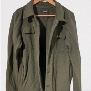 Olivgrön Overshirt - Säljer nu min extremt fina Overshirt från märket Jack & Jones till en billig peng. Bedömd skick 8/10. Skriv vid funderingar 