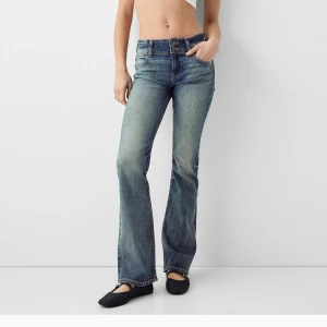 Blå bootcut jeans - Snygga blåa jeans från bershka, har bara använt 2-3 gånger då de är för stora på mig. 