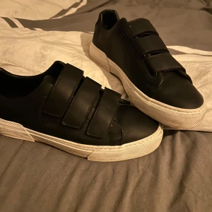 Sneakers från Zara  - Snygga, unika skor från Zara. Nästan oanvända! 