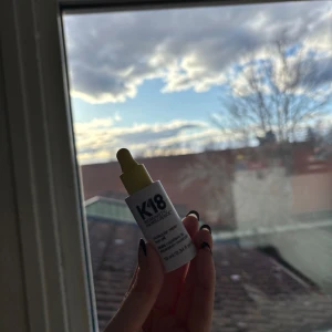 K18 Leave-In Molecular Repair Hair Mask - K18 Leave-In Molecular Repair Hair Mask är en innovativ hårprodukt som reparerar skadat hår på molekylär nivå. Den kommer i en smidig flaska med en praktisk pump och är perfekt för att återställa hårets styrka och elasticitet. Perfekt för dig som vill ha friskt och starkt hår.  Lite mer ä halva kvar 