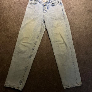 Blå jeansbyxor från ASOS DESIGN - Snygga blå jeansbyxor från ASOS DESIGN med en klassisk straight passform. Säljes på grund av att de var för stora. Ej använd.