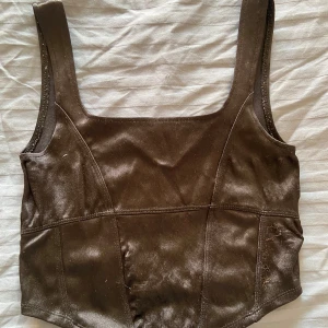 Svart korsettopp - Snygg svart korsettopp med breda axelband i storlek xs. Perfekt inför sommaren💕