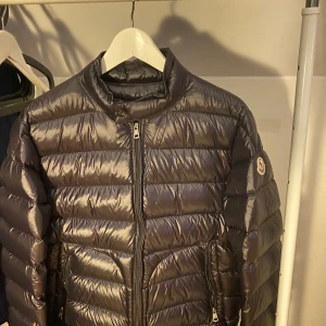 Moncler acurus  - Nfc, storlek 2, helt felfri. Kan säljas billigare vid snabb affär.