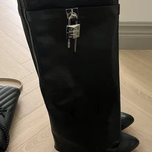 Svarta stövlar, shark designer boots - Snygga svarta stövlar, från Givenchy. Köpta på Vestaire för ca 2 år sedan, använt ungefär 5-8 gånger sedan dess. Strl 39