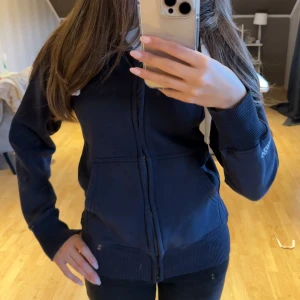 Mörkblå zip up hoodie - Säljer en mörkblå hoodie från Russell merch med dragkedja. I toppen skick förutom mindre fläckar som man kan se på sista bilen, men väldigt små. Skriv vid frågor❤️