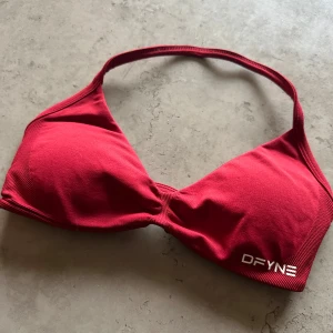 Dfyne, Impact Strappy Bra - I färgen; Red. Endast använd en gång, storlek S. Säljer eftersom denna ej passade mig! 