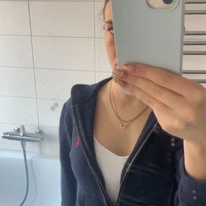 Mörkblå hoodie från Polo Ralph Lauren - Säljer en snygg mörkblå zip hoodie från Polo Ralph Lauren. Säljer för den blivit alldeles förliten då jag haft den länge men endast andvänt ca 4ggr. Väldigt fräsch och inga fel på den! (Det är barnstorlek vilket man ser på lappen i hoodien) 