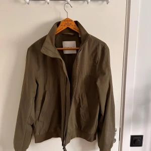 Gant hampshire jacka - En grön hampshire jacka som är vattentålig från gant. Den är i storlek M men har du L kan du även ha den. Den är använd vid tre tillfällen och därför den säljs. Nytt skick