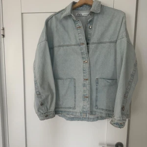 Ljusblå jeansjacka från Zara - Säljer min jeans jacka från zara! Inga skador eller fläckar. Säljer pga ingen användning för den💘💘