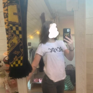 Vit AC/DC t-shirt - Säljer en vit t-shirt med AC/DC-logga i svart på framsidan. T-shirten har en klassisk rund hals och korta ärmar. Perfekt för rockälskare! 🎸