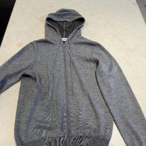 Gran Sasso Zip - Tja säljer ännu en till gran sasso zip i storlek 48 som motsvarar storlek M den är nästa aldrig använd. Fick den som en gåva men den kom sällan till användning. Original pris är: 2500 Vid snabb affär kan priset justeras!