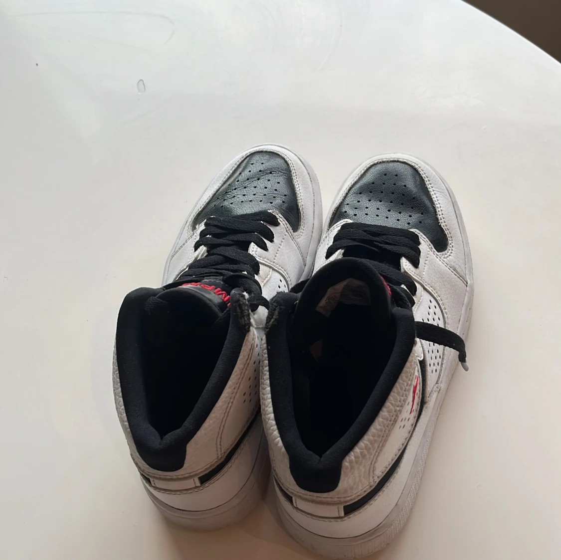 Jordans Jumpman skor med röd logga - 4