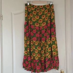 Blommig långkjol - Blommig, passar strl s-xl 