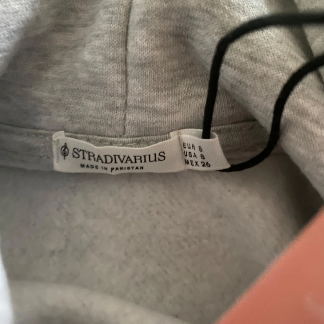 Grå hoodie från Stradivarius - 3