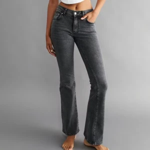 Grå bootcut jeans från gina tricot - Snygga grå bootcut jeans från Perfect Jeans. De har en klassisk femficksdesign och en knappgylf. Perfekta för en stilren look.