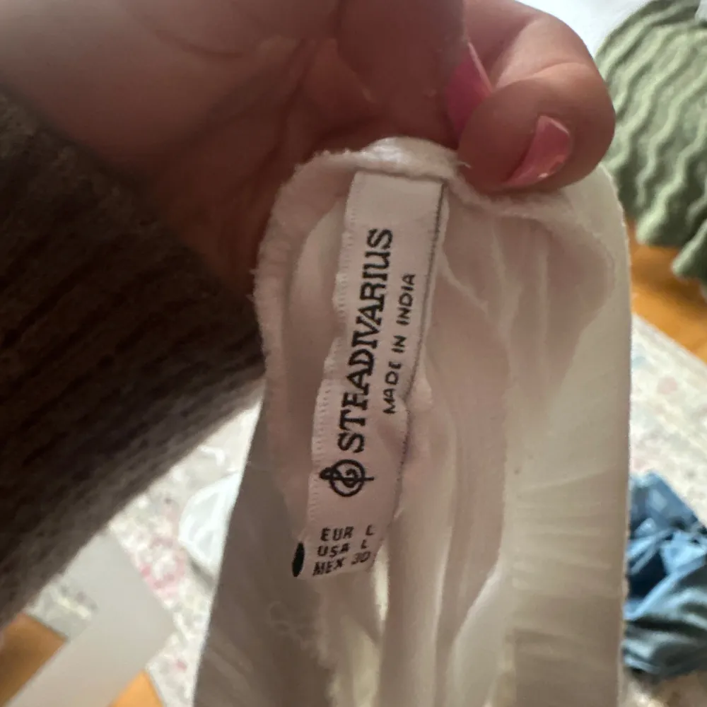 Säljer en vit långkjol från Stradivarius. Är i storlek L men snarare M.. Hameet.