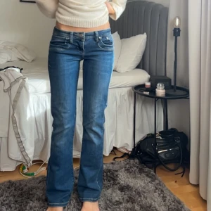 ltb jeans  - Säljer dessa Lågmidjade Ltb jeans valerie som aldrig kommer till användning längre! Jätte fin blå färg som går att matcha med allt!! Jag är 165cm lång. Hör av er vid frågor!!🩶