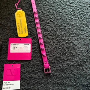 Valentino armband rosa  - Ett helt nytt valentino armband i färgen rosa lila. Det är ett oanvänt  armband med box och tags kvar. Jag köpte det för 2700 på rea och säljer det för 1400 kr priset kan sänkas vid en snabb affär