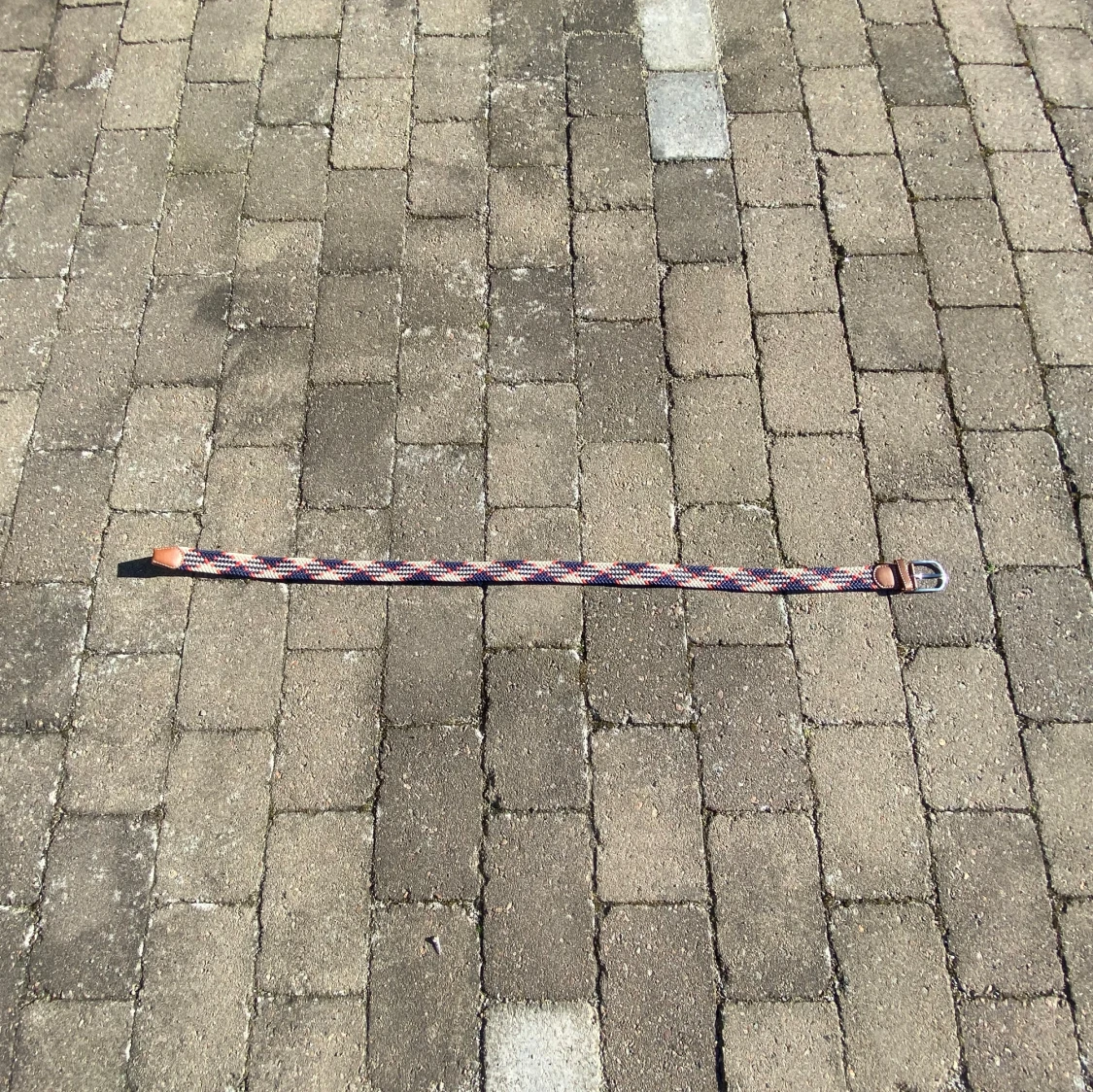 Randigt bälte med läderdetaljer - 1