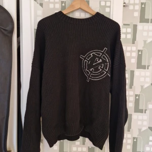Vicinity Knit sweater  - Säljer min Vicinity Knit sweater i strl. Large. Den har använts fåtal gånger och är i princip i nyskick. Nypris 900kr. Har du frågor så är det bara att höra av dig! Pris kan diskuteras.
