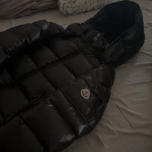 Moncler Maya - Säljer Äkta Moncler Maya jacka (Original Moncler Box Medföljs) i storlek Medium/3, den är i toppskick då den är sparsamt använd, inga deklarer, märke eller annat täcken på slitage, kom privat om du vill ha mer bilder på jackan, videos eller det du önskar. Är villig att gå ner i pris vid snabb affär + jag står för frakt 📦🤝