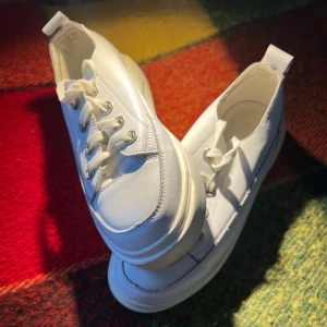 Vita sneakers «Loris Bottega” - Snygga vita sneakers från ”Loris Bottega”. 