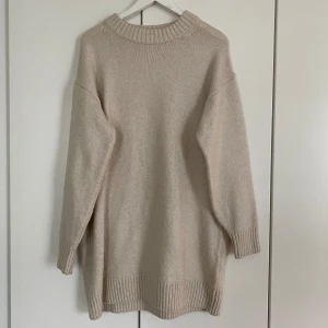 Stickad klänning - Något oversize i modellen, toppskick då den endast är använd en gång! 