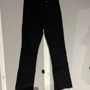 Svarta bootcut jeans Levis - Köpte dessa från Vinted och det kom inte som beskrivet så säljer de vidare. Snygga bootcut som är mid waist och har stretch. Förra ägaren sprättade upp byxorna och gjorde hål i byxorna (se bild) men annars fyller de sin funktion 