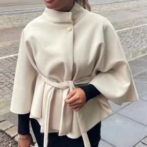 Beige pocho blair missäy  - Säljer denna fina ponchon från Blair missäy som är aldrig andvänd. Storleken är onezize☺️