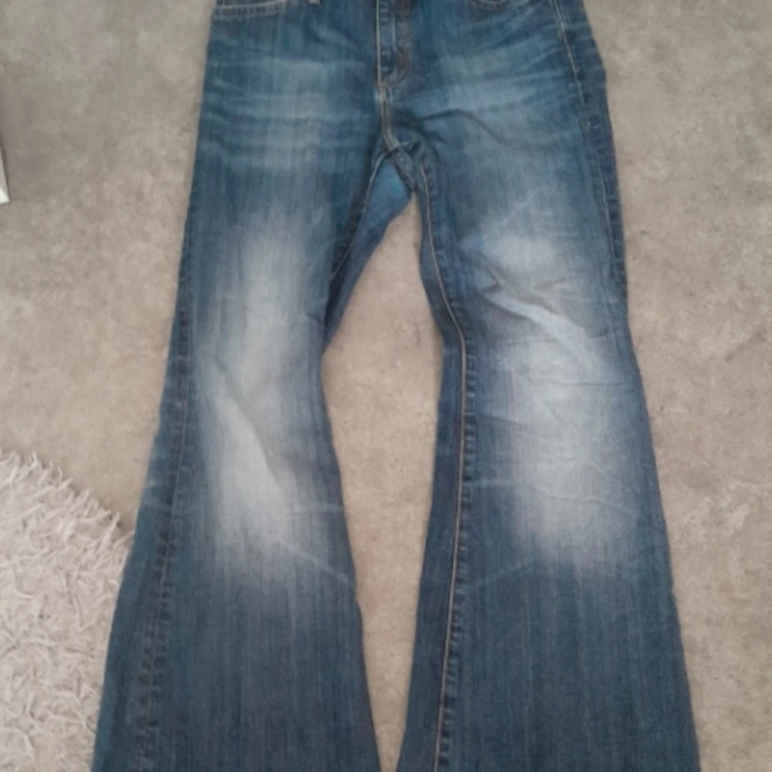 Blå jeans med bootcut från Crocker