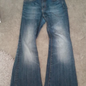 Blå jeans med bootcut från Crocker - OPS! VILL DU KÖPA NÅGOT SÅ VILL JAG GÄRNA ATT DU ANVÖNDER SWISH ELLER GÅ IN PÅ MIN VINTED @Pantzarrida EFTERSOM MIN PLICK INTE VILL TILLÅTA MITT BANK ID!🫶🏻 Säljer ett par klassiska blå jeans från Crocker med bootcut-stil. De har en snygg tvättad look och är perfekta för en avslappnad stil. Midjan är mid-low och de har traditionella fem fickor.