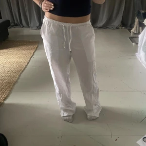 Vita linnebyxor från Gina Tricot - Använda men de är inget som syns, säljer pga dom har blivit för små för mig💞