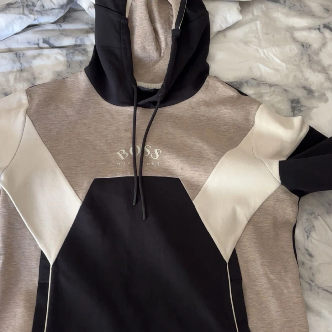 Grå och svart hoodie från Hugo Boss