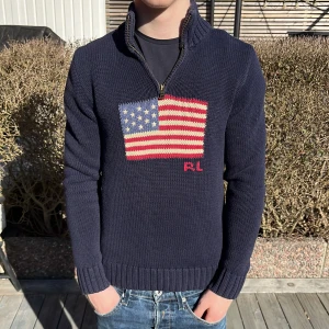 Ralph Lauren half zip - Ralph lauren half zip. Riktigt fet design på framsidan, Tjockt material, bra kvalite, modellen är cirka 180cm och väger cirka 64kg, storlek XL barn, sitter som en storlek S herr.