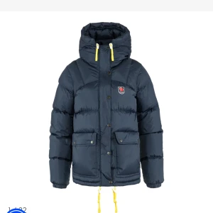 Fjällräven byte - SÄLJER INTE! Jag söker en hyfsat ny svart eller grön fjällräven i storlek S. I byte mot min hyfsat nya marin blå fjällräven som endast är använd under vintern 24/25