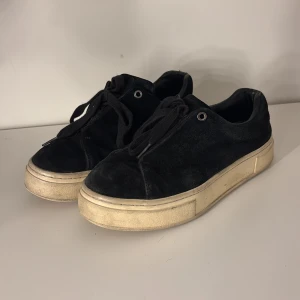 Eytys  - Snygga eytys i mocka med snörning.  Perfekta för en avslappnad stil. Rätt så slitna, har ej tvättat dem så går att få sulan vitare och borsta till mockan🙂