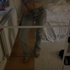 Zara jeans  - Perfekta jeans i storlek 38 från Zara som knappt e använda! Med slits längst ner, jätte bekväma skriv vid frågor om pris etc 