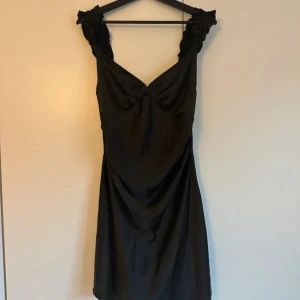 Adoore Klänning, Svart, Strl: 38 - Helt ny oanvänd Nantal Mini Dress Black från Adoore, säljes pga fel storlek.