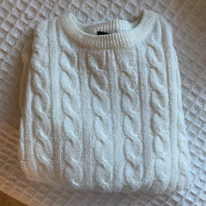 Stickad tröja - Jätte fin vit stickad tröja från lager 157