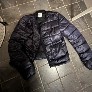 Blå jacka  - Säljer min as snygga mörkblå jacka från Gina tricot young modell , storlek 170 sitter som s, helt ny köpt för 2 veckor sen använd ca 2 gånger , perfekt nu till våren 