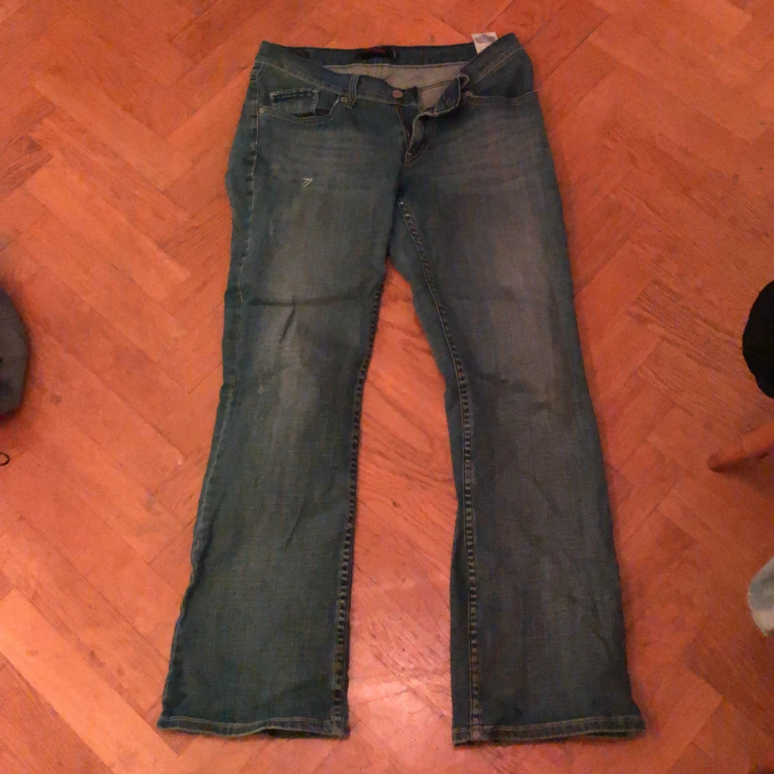 Blå jeans med curvy cut - 2