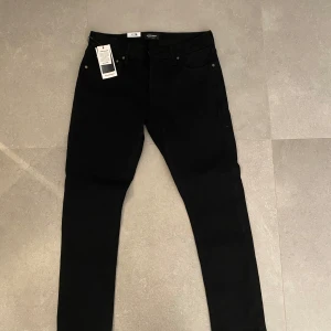 Jack and Jones slim glenn  - Säljer nu dessa slim glenn från Jack and Jones i storlek 33/30, helt nya med tags, skick 10/10, pris kan diskuteras, hör av dig vid några funderingar😃