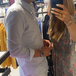 Vit och blå randig skjorta - Snygg och fräsch vit, blå randig shorta. Perfekt till sommaren. Köpt förra sommaren för 799:- säljer för 399kr, köp direkt eller skriv i dm vid intresse. 👌🏼🤩